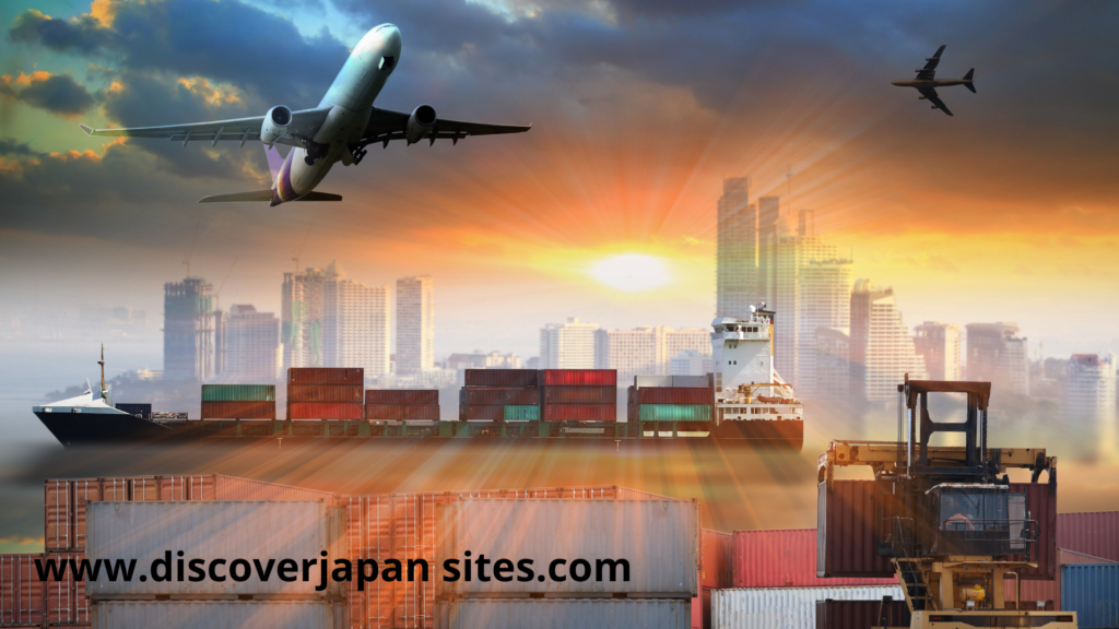 Imagen que representa las ESTRATEGIAS PARA OPTIMIZAR ENVIOS DESDE JAPON en el transporte de comercio exterior representado por aviones y barcos de carga con un fondo de montacargas y containers